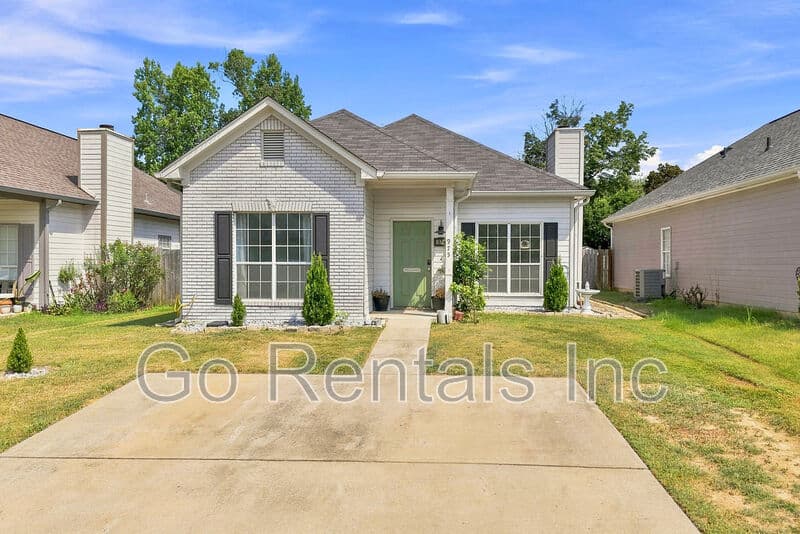 Calera House: 975 McAllister Drive