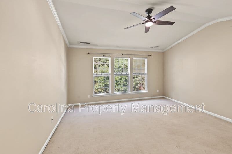 Charlotte House: 15422 Canmore St