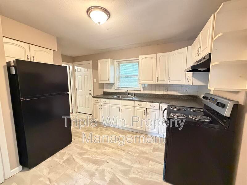 SAINT LOUIS House: 8004 MONROE AVE