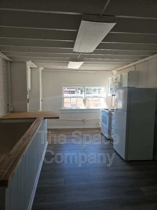 NORTH CHARLESTON House: 2023 REYNOLDS AVE
