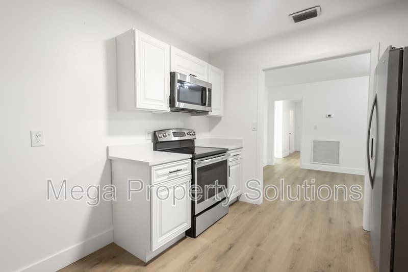 Tampa House: 307 Glen Burnie Avenue