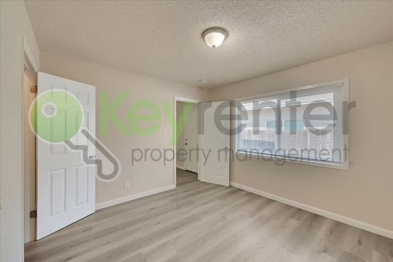 Sacramento House: 1071 Santiago Ave
