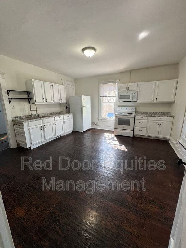 Lancaster House: 136 W Walnut St