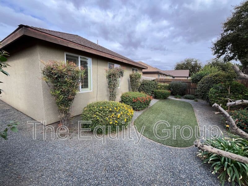 Porterville House: 2139 W Clare Ave