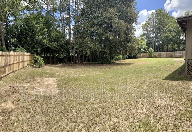 Warner Robins House: 116 Lake Front Drive