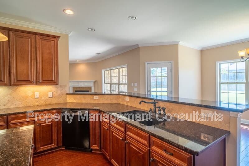 Madison House: 178 Sarah Jane Dr