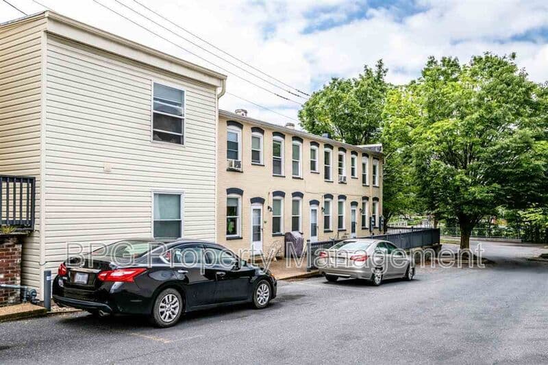 Harrisonburg House: 22 W Wolfe