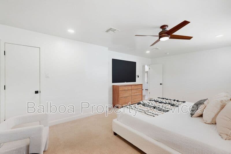 Gilbert House: 1 N Cottonwood Dr