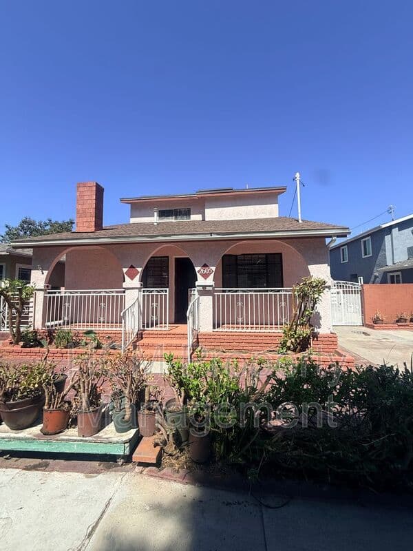 Long Beach House: 2605 E. Washington St.