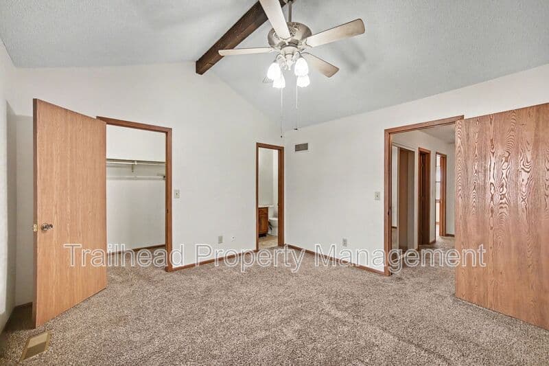 Blue Springs House: 410 NW Nottingham Lane