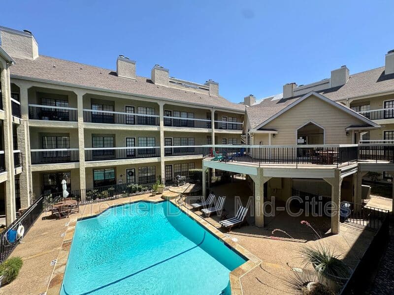 Dallas House: 4800 W Lovers Lane