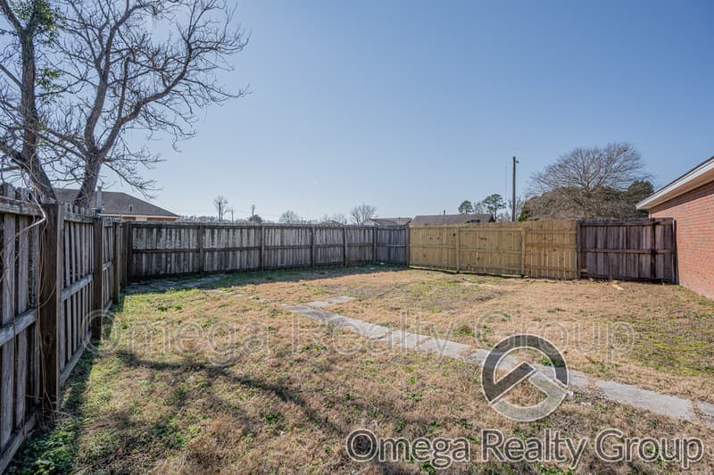 Montgomery House: 924 Eastern Oaks Dr