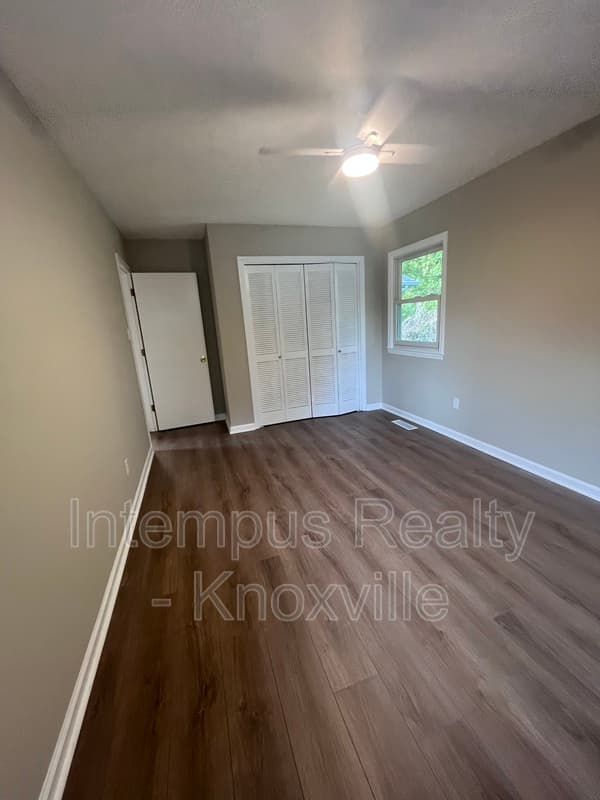 Knoxville House: 10917 Sonja Dr