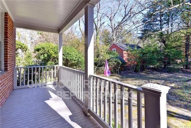 Williamsburg House: 207 Nelson Ave