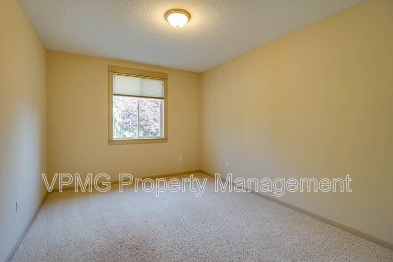 Vancouver House: 10206 Northeast 102nd Street