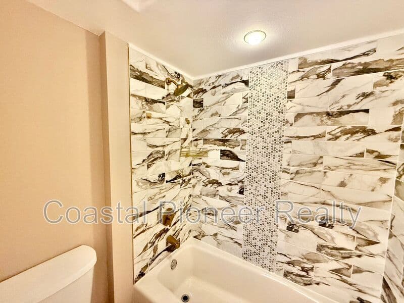 Largo House: 10334 Longwood Dr