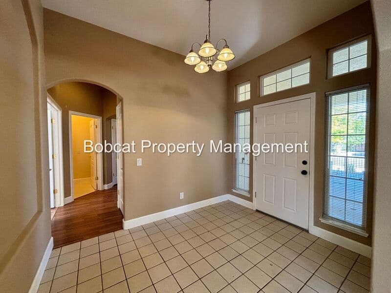 Dayton House: 425 Crosswinds Dr