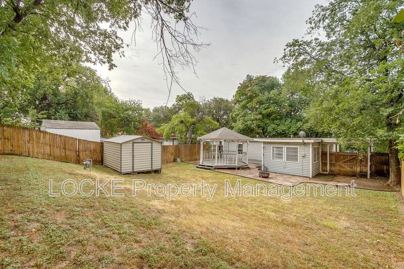 Fort Worth House: 3808 Bryce Ave