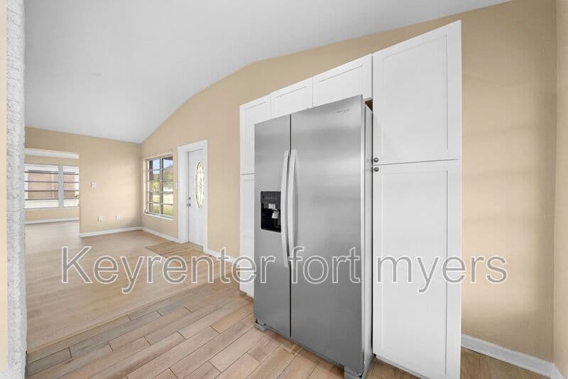 North Fort Myers House: 275 Lakeview Dr