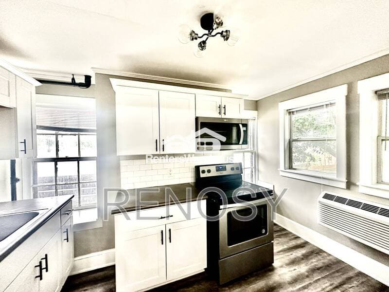 Des Moines House: 2500 Grand Ave