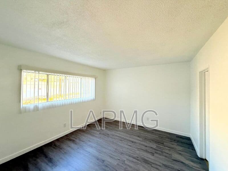 Los Angeles House: 1426 South Point View