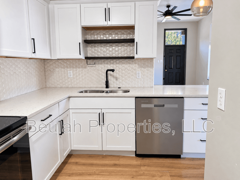 St. Louis House: 2012 S. 12th St - 1F