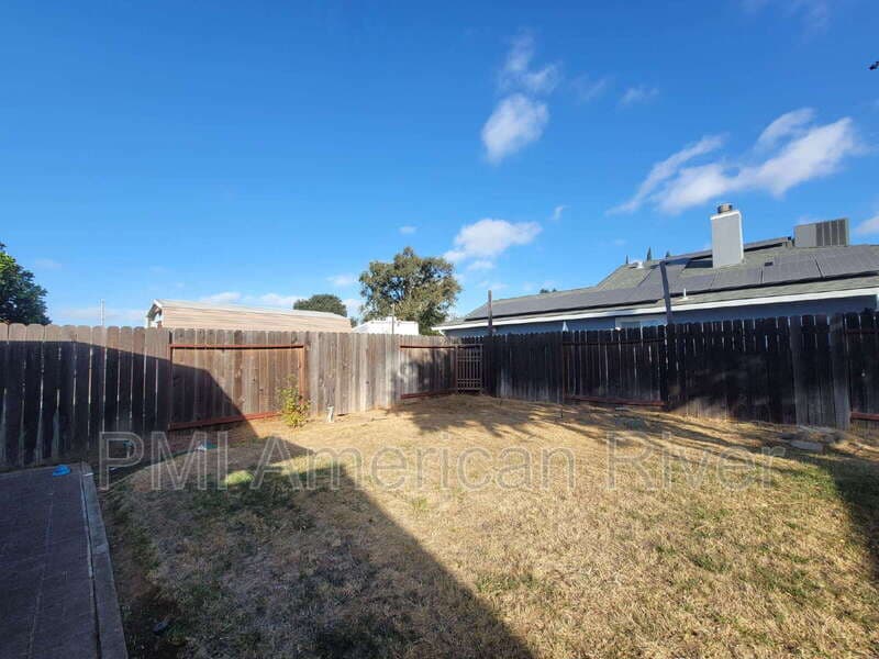 Sacramento House: 8715 Rooster Way