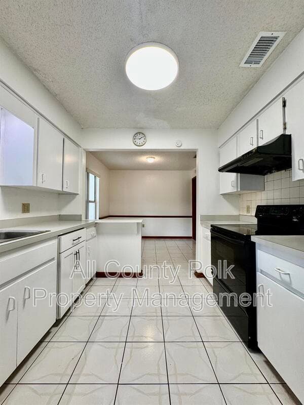 Lakeland House: 3919 Lehman Ct