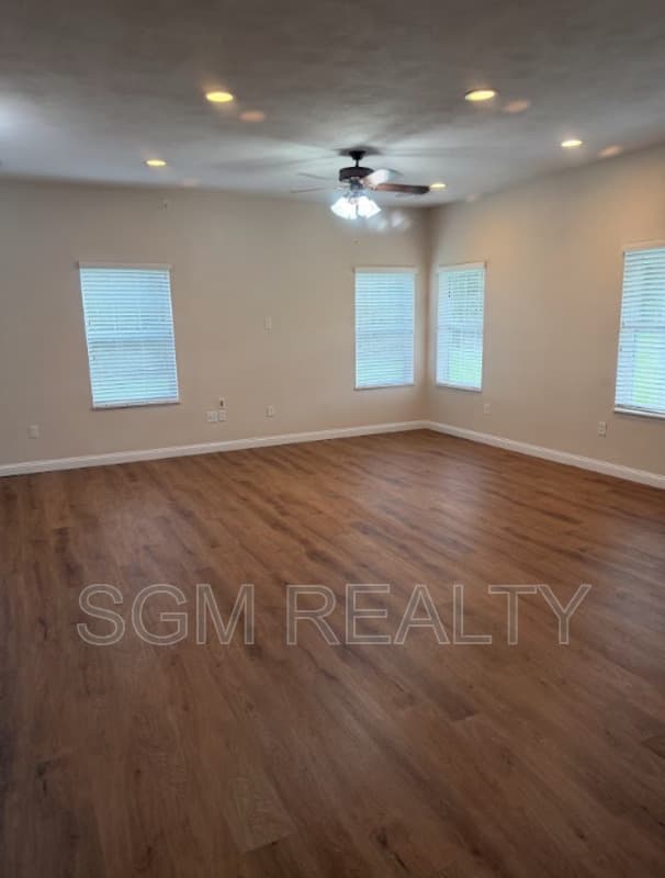 Belleville House: 3390 Wildview Way