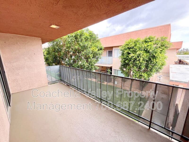 Palm Springs Condo: 400 N Sunrise Way