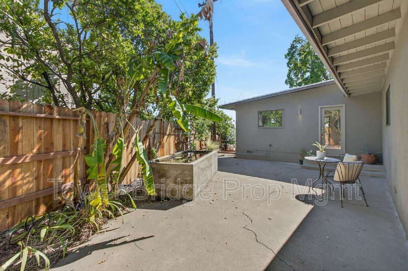 Fair Oaks House: 3937 Orangewood Dr