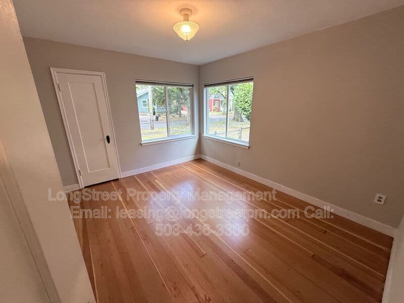 Salem House: 390 23rd St SE