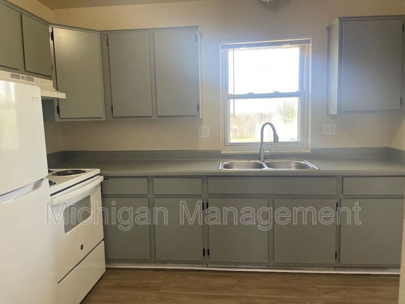 Allen Park Condo: 19220 Wick Rd