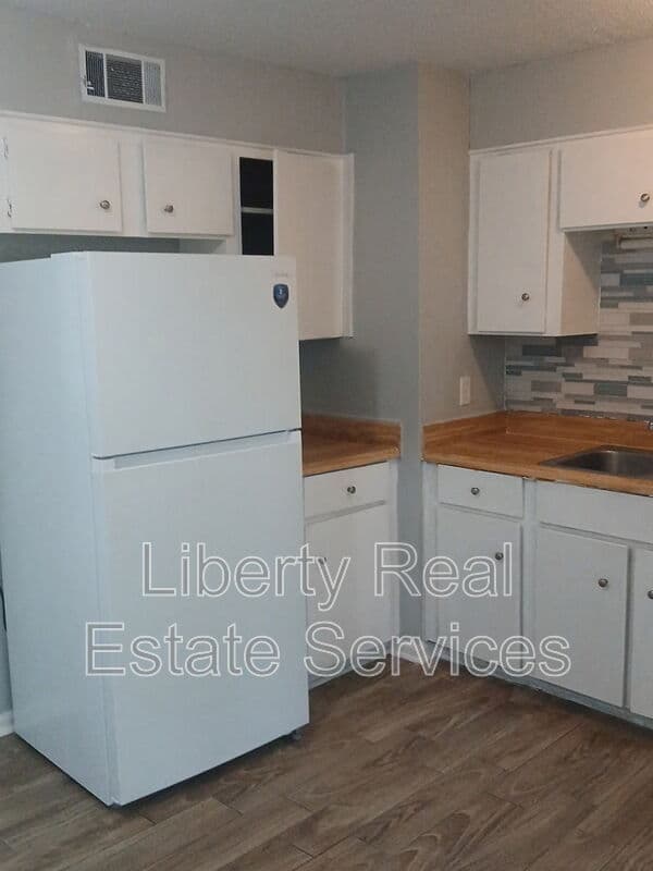 Hinesville House: 910 Berkshire Ter