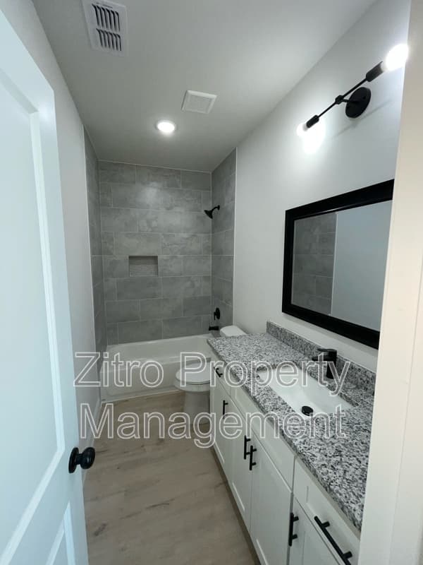 Fort Worth House: 4441 Wayside Ave