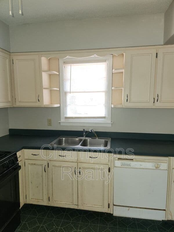 Columbus House: 5415 Eugenia Ave
