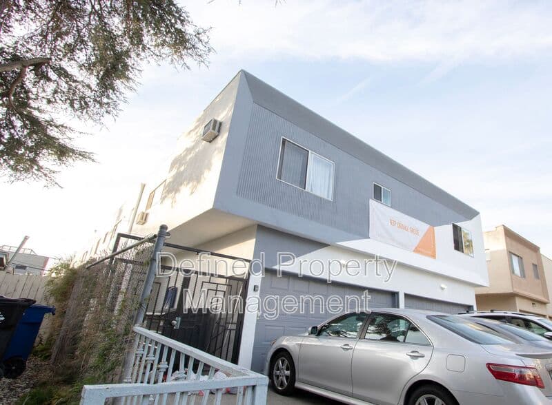 West Hollywood House: 937 Orange Grove Ave