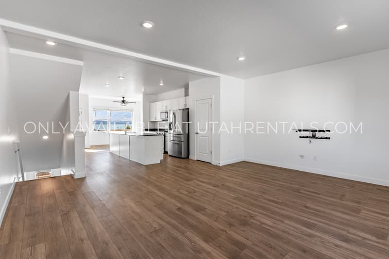Saratoga Springs Townhome: 1139 E Hatch Row