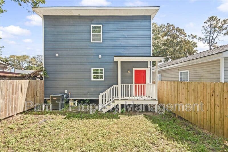 Savannah House: 3205 Burroughs St