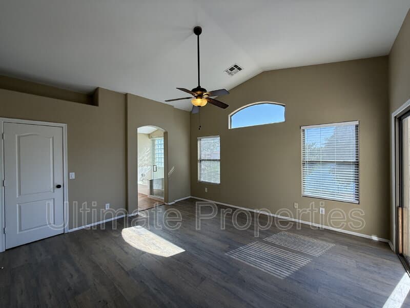 Avondale House: 11171 W Edgemont Ave
