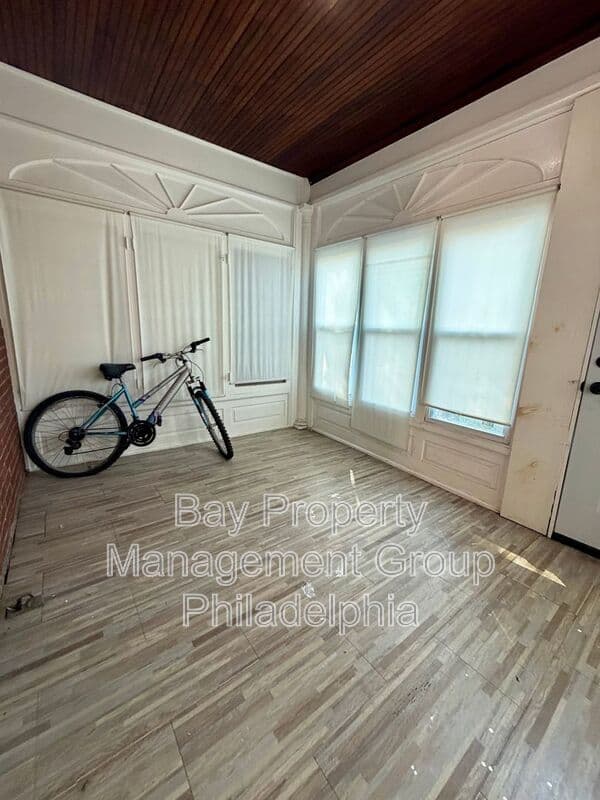 Collingdale House: 7 Rhodes Ave