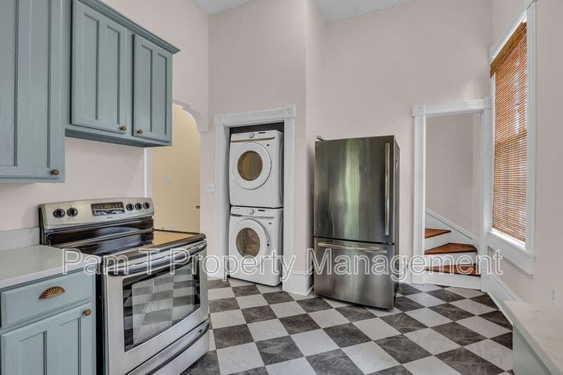 Savannah House: 201 W 37th St