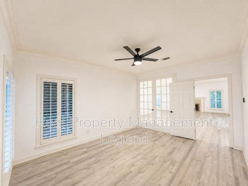 Benbrook House: 70 Legend Road