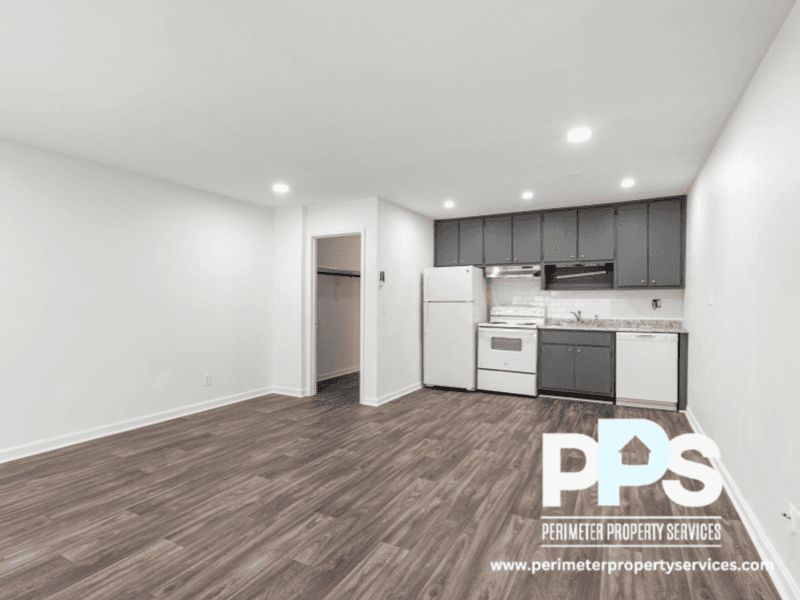 Conyers House: 1510-1512-1514 Pine Log Road