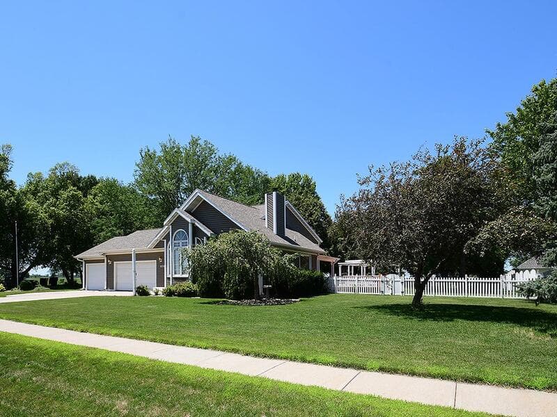 Grand Island House: 820 Redwood Road