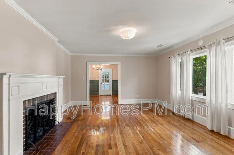 Summerville House: 917 South Main Street