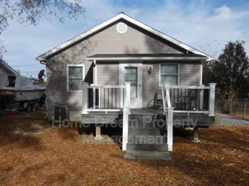 Colonial Beach House: 930 Bryant Avenue