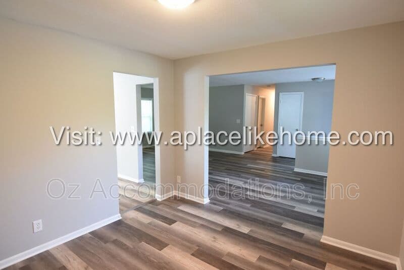 Olathe House: 14120 S Raintree Dr