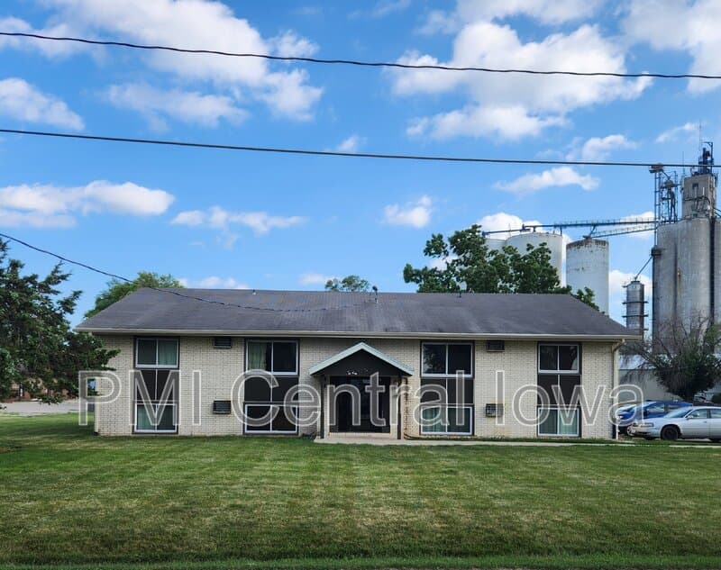 Waukee Condo: 450 Laurel St