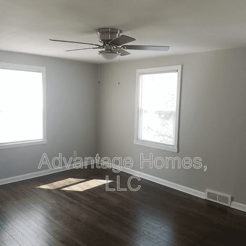 Kansas City House: 415 East 63rd Ter